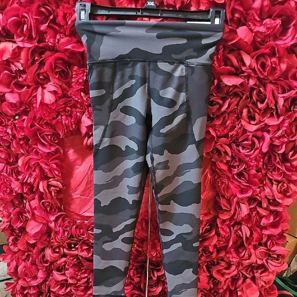 Old Navy NWT Girls Camouflage Active Leggings Size Small 6/7